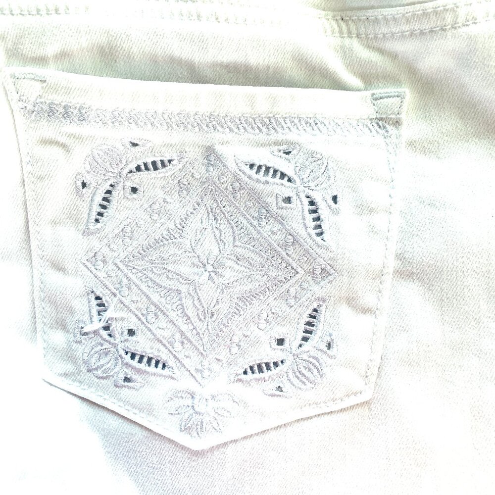 CHICO'S Platinum White Jean Women’s Adorable Embroidered Pocket Tradditi